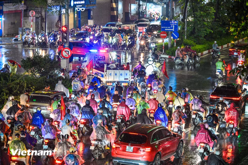 Khu vực Đại Cồ Việt - Nguyễn Đình Chiểu đông nghịt cổ động viên. (Ảnh: Minh Sơn/Vietnam+)