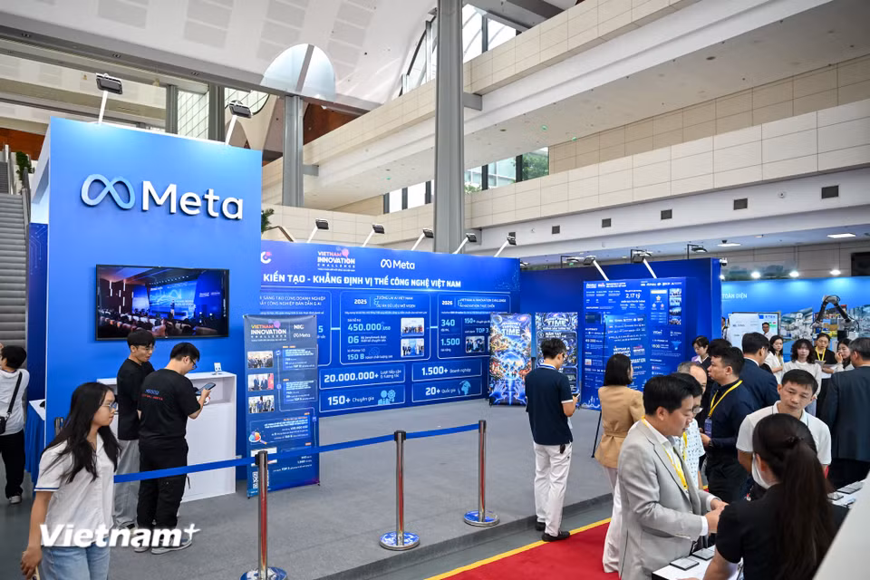 Gian hàng của Meta trưng bày nhiều sản phẩm về dữ liệu và AI. (Ảnh: Minh Sơn/Vietnam+)