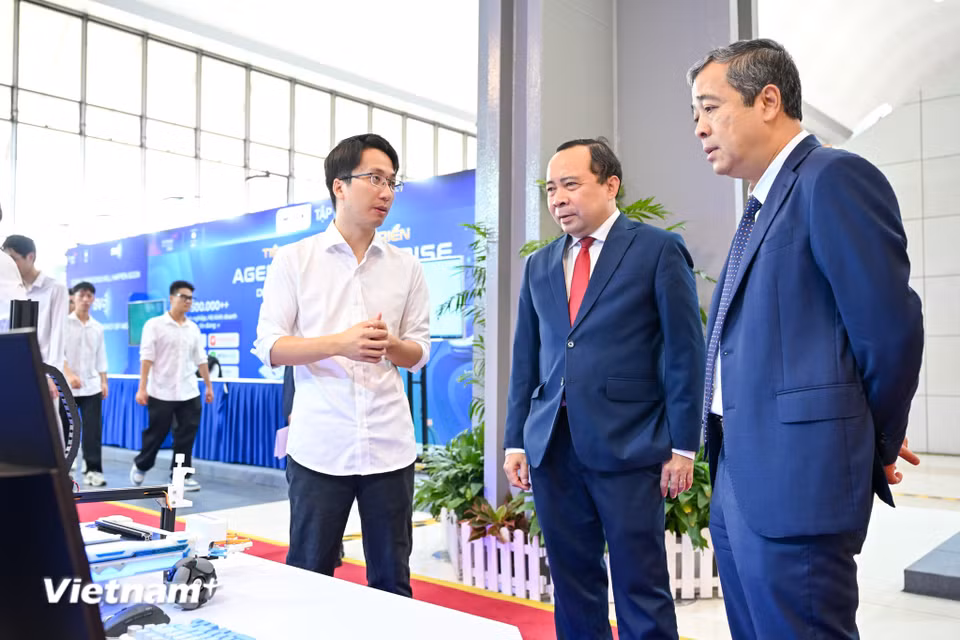 Bộ trưởng Bộ Khoa học và Công nghệ Vũ Hải Quân tham quan gian hàng. (Ảnh: Minh Sơn/Vietnam+)