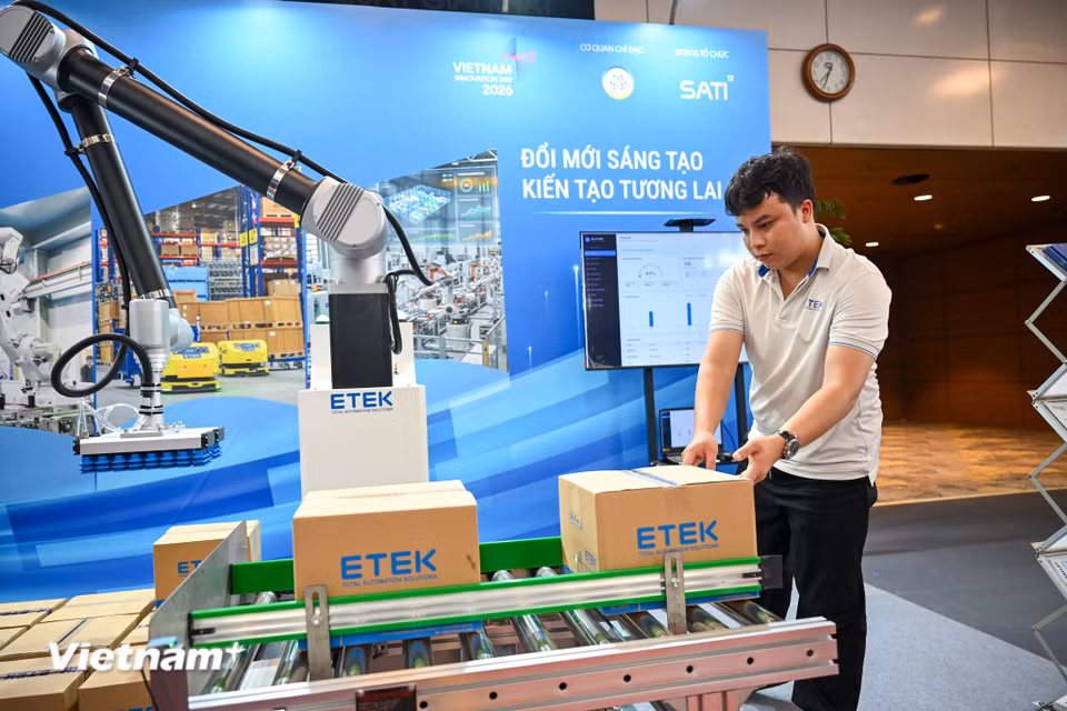 Trong khuôn khổ buổi lễ cũng đã diễn ra không gian triển lãm, trải nghiệm và kết nối có sự tham gia của 150 gian hàng trong nước như Trung tâm Đổi mới sáng tạo Quốc gia (NIC), BIDV, FPT, Rạng Đông, Meey Group,... (Ảnh: Minh Sơn/Vietnam+)