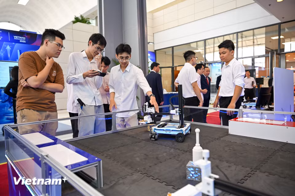 Chủ đề sự kiện năm nay là “Đổi mới sáng tạo - Động lực phát triển của toàn xã hội”, nhấn mạnh yêu cầu đưa đổi mới sáng tạo trở thành động lực phát triển trong mọi ngành, mọi lĩnh vực và trong toàn xã hội. (Ảnh: Minh Sơn/Vietnam+)
