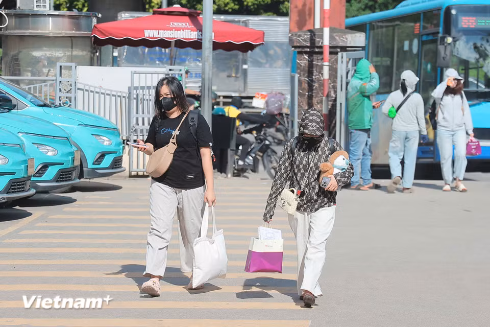 Tại Bến xe Mỹ Đình, lượng hành khách bắt đầu tăng khi nhiều người tranh thủ rời Hà Nội về quê từ sớm. (Ảnh: Hoài Nam/Vietnam+)