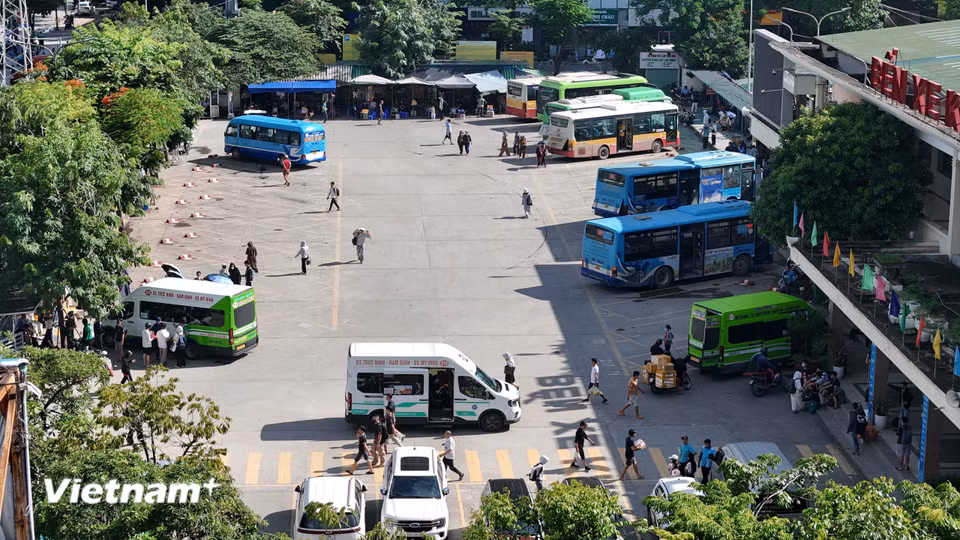 Thời điểm 15 giờ, khu vực Bến xe Mỹ Đình bắt đầu đông người dân trở về đi các tỉnh Điện Biên, Sơn La, Hà Giang,... (Ảnh: Hoài Nam/Vietnam+)