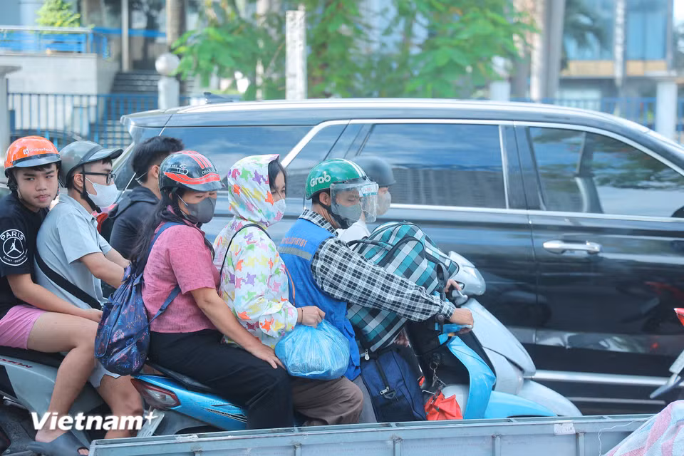 Các tuyến đường xung quanh bến xe bắt đầu đông dần. (Ảnh: Hoài Nam/Vietnam+)