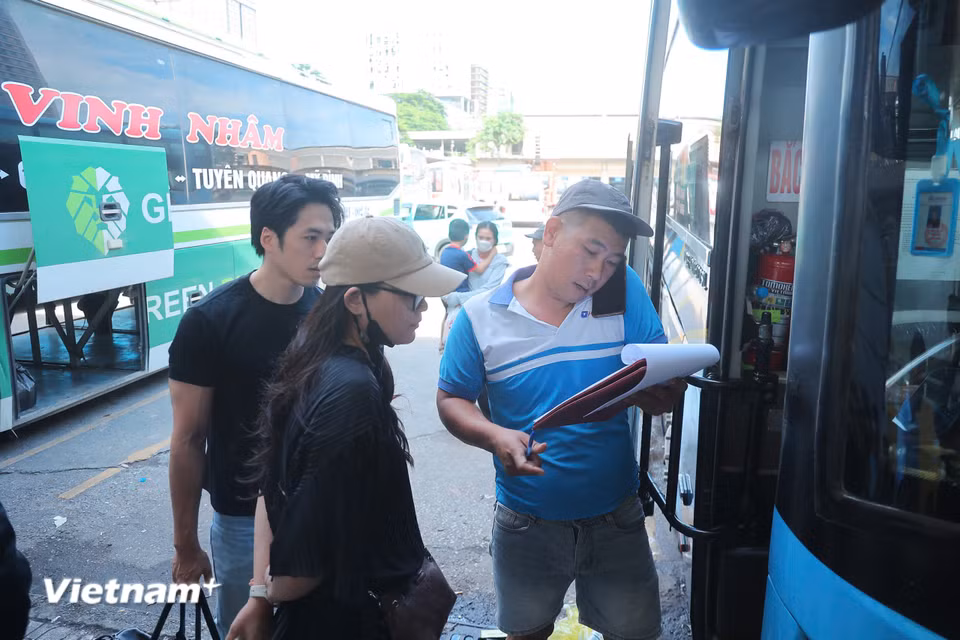 Những chiếc xe khách lần lượt rời bến, đưa người dân trở về quê đoàn tụ cùng gia đình sau những ngày làm việc tại Thủ đô. (Ảnh: Hoài Nam/Vietnam+)