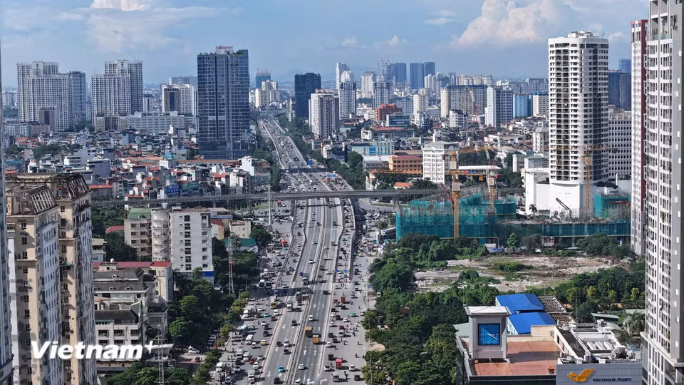 Các phương tiện di chuyển ổn định, chưa xuất hiện tình trạng ùn tắc kéo dài. Việc một bộ phận người dân chủ động khởi hành sớm được kỳ vọng giúp giảm áp lực giao thông vào những khung giờ cao điểm trong những ngày nghỉ lễ. (Ảnh: Hoài Nam/Vietnam+)