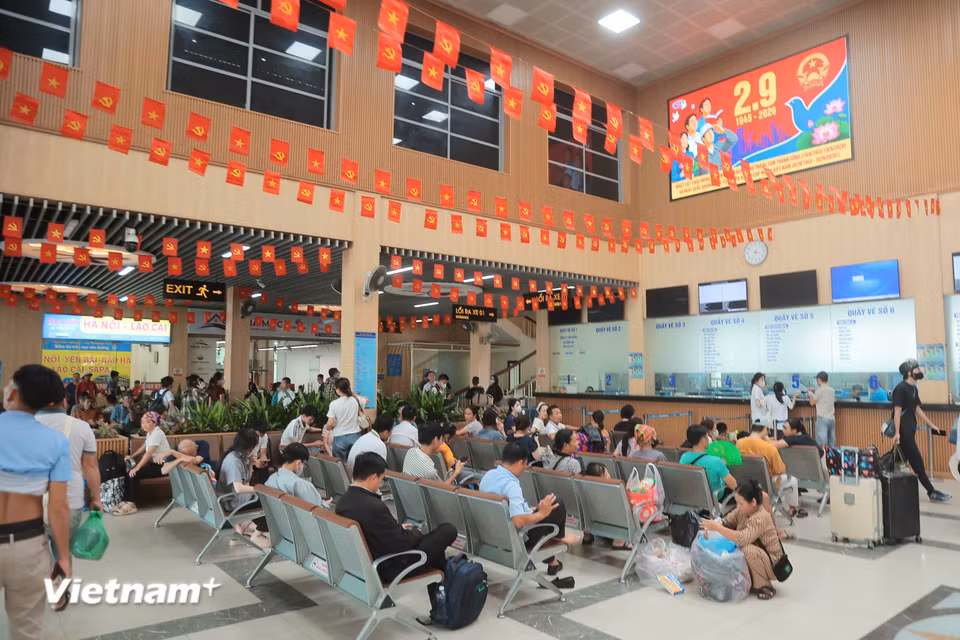 Thời điểm này, các đơn vị doanh nghiệp vận tải đường bộ, đường sắt và hàng không đều đã lên phương án vận tải, huy động phương tiện, nối toa, tăng chuyến, sẵn sàng đáp ứng nhu cầu của người dân. (Ảnh: Hoài Nam/Vietnam+)