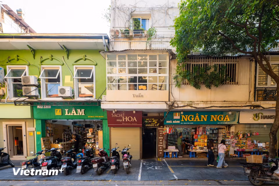 Phố Đinh Lễ vì thế còn là điểm gặp gỡ của những người có chung niềm yêu thích với sách. Những hiệu sách như Lâm, Mão, mụ Hoa,... nối tiếp nhau, những chồng sách được xếp sát trên kệ, tiếng trò chuyện của người mua và người bán đã tạo nên một nhịp sống riêng giữa khu vực trung tâm Hà Nội. (Ảnh: Minh Sơn/Vietnam+)