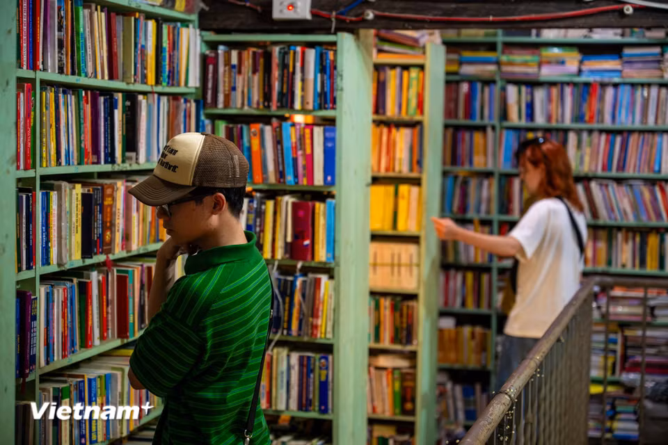 Có những người tìm đến để mua sách. Có người cần tài liệu phục vụ học tập, nghiên cứu. Cũng có người chỉ muốn tìm lại một tác phẩm từng đọc từ nhiều năm trước. (Ảnh: Minh Sơn/Vietnam+)