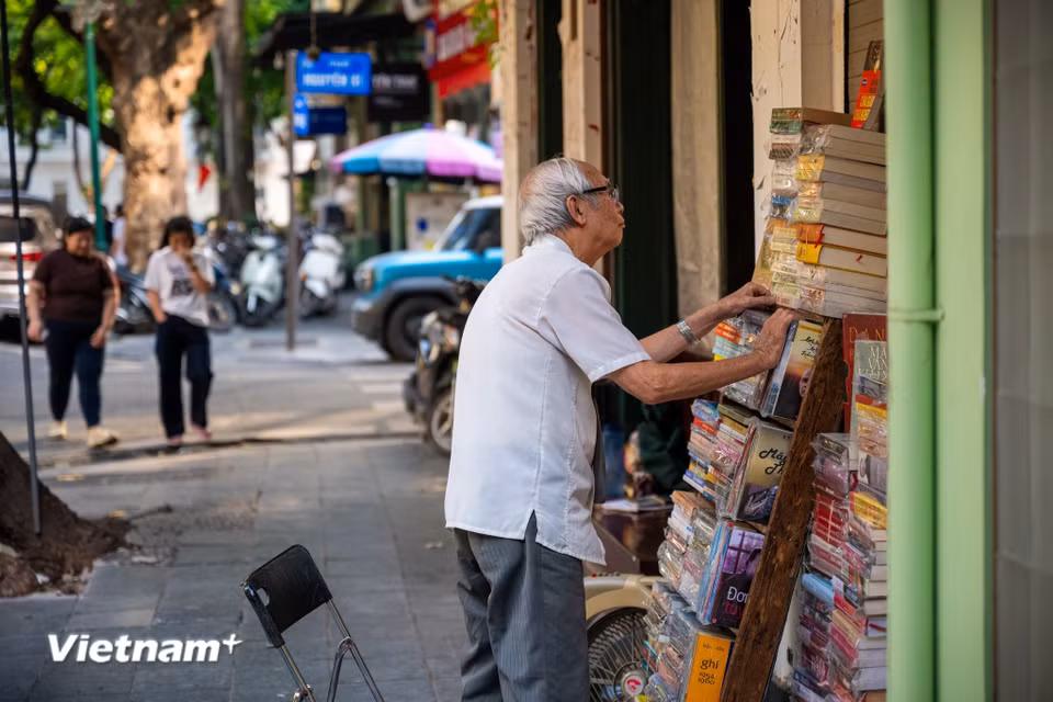 Thế nhưng, thời gian không đứng yên và thói quen đọc sách cũng thay đổi theo từng bước chuyển của xã hội. Nếu trước kia, những hàng sách từng tạo nên không khí nhộn nhịp đặc trưng của con phố, thì nay, cảnh tượng ấy đã khác. (Ảnh: Minh Sơn/Vietnam+)