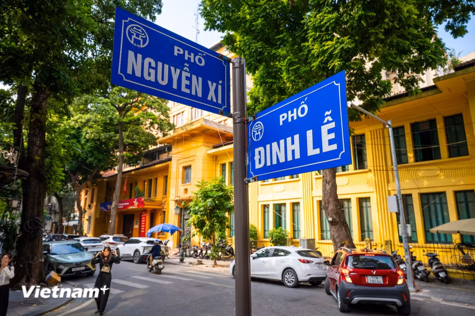 Trong ký ức của nhiều người, một buổi cuối tuần ở Đinh Lễ có thể bắt đầu bằng việc ghé qua vài hiệu sách, dừng lại trước một cuốn sách bìa đã cũ, rồi kết thúc sau hàng giờ đồng hồ mà vẫn chưa muốn rời đi. (Ảnh: Minh Sơn/Vietnam+)