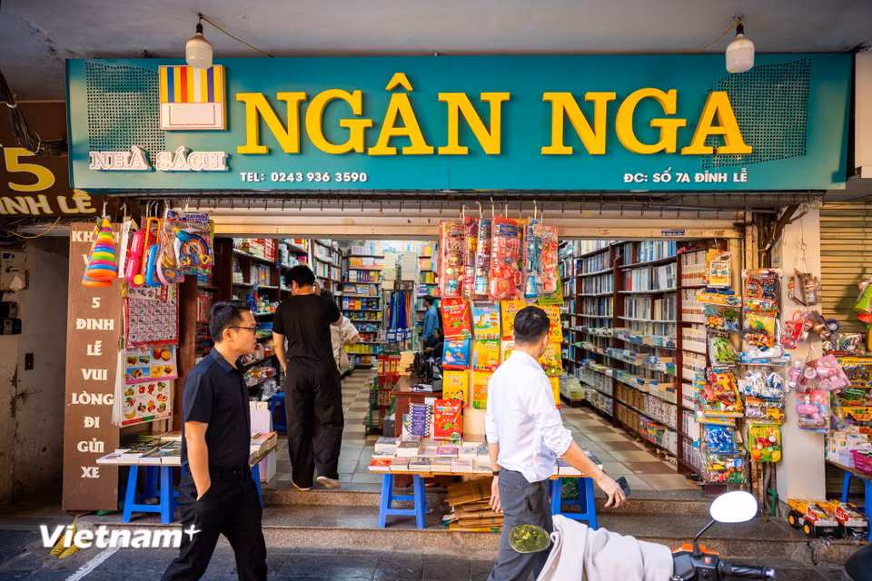 Những gian hàng từng đông đúc không còn xuất hiện san sát như xưa. Những người yêu sách vẫn ghé thăm nhưng nhịp mua bán dường như trầm lắng hơn. Giữa dòng người và phương tiện qua lại, những cửa hàng sách còn duy trì hoạt động trở nên thưa thớt, lặng lẽ hơn. (Ảnh: Minh Sơn/Vietnam+)