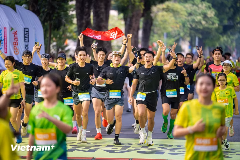 Bốn cự ly 42km, 21km, 10km và 5km được tổ chức tại VPIM 2026, đáp ứng nhu cầu tham gia của nhiều nhóm vận động viên, từ những người theo đuổi thành tích chuyên nghiệp đến người chạy phong trào muốn trải nghiệm không khí của một sự kiện thể thao lớn. (Ảnh: Minh Sơn/Vietnam+)