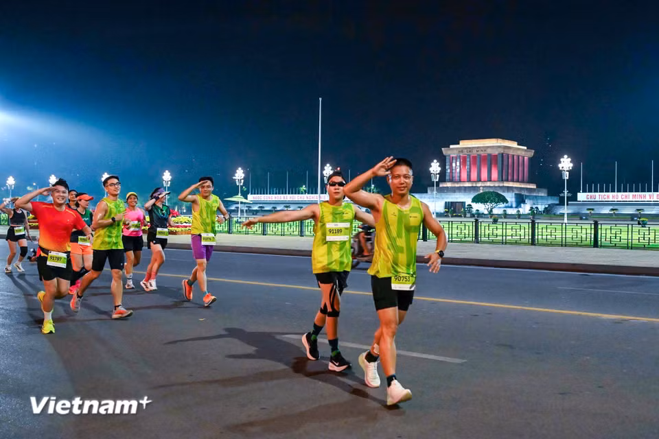 Mỗi địa danh xuất hiện trên hành trình không chỉ là một điểm mốc để vận động viên chinh phục cự ly, mà còn góp phần kể câu chuyện về một thành phố có chiều sâu lịch sử, giàu bản sắc và không ngừng phát triển. (Ảnh: Minh Sơn/Vietnam+)