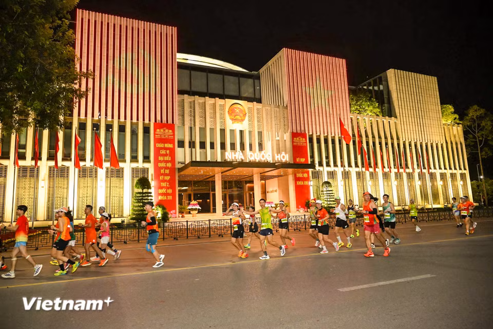 Khác với những hành trình tham quan thông thường, đường chạy đưa các runner đi qua nhiều không gian đặc trưng của Hà Nội, từ khu vực trung tâm lịch sử đến những cây cầu bắc qua sông Hồng và các công trình mang ý nghĩa chính trị, văn hóa. (Ảnh: Minh Sơn/Vietnam+)