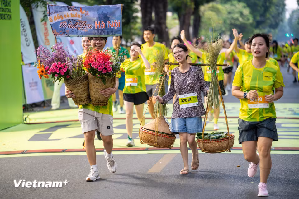 Nhiều runner hoá thân thành những phiên bản đặc biệt để giải chạy thêm phần hào hứng, vui vẻ. (Ảnh: Minh Sơn/Vietnam+)