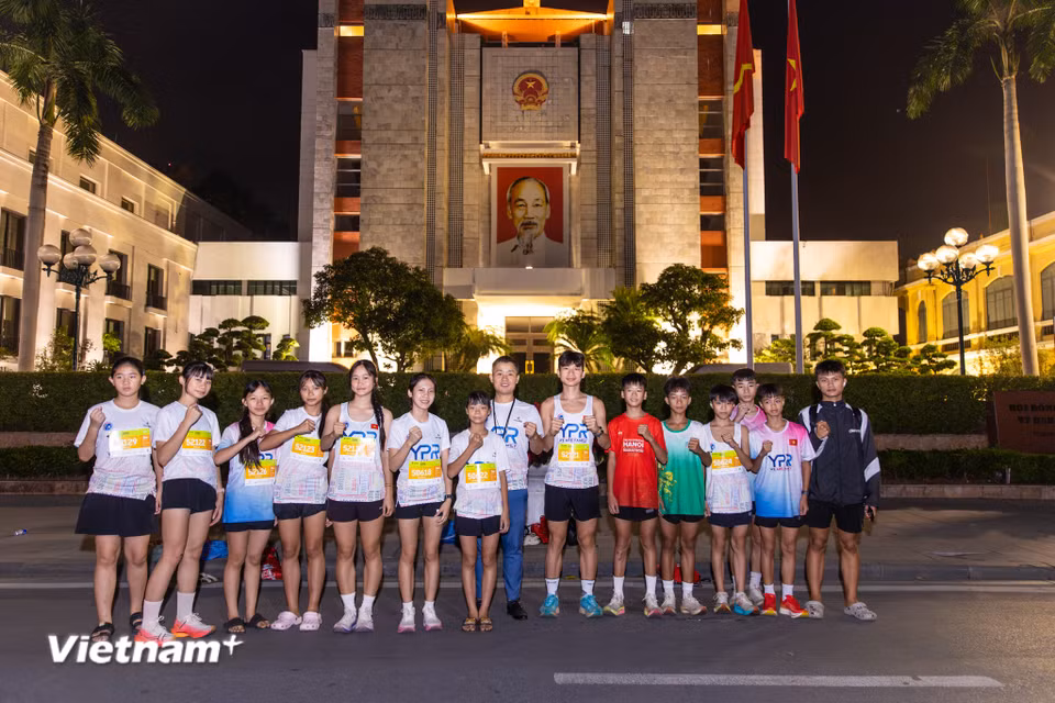 Xuất phát từ khu vực Hồ Hoàn Kiếm, các vận động viên sẽ hòa vào nhịp chuyển động của Thủ đô, đi qua những góc phố mang dấu ấn thời gian và các địa danh biểu tượng như Ô Quan Chưởng, Cột cờ Hà Nội, Hồ Tây. (Ảnh: Minh Sơn/Vietnam+)