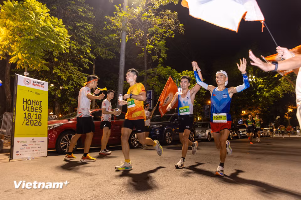 Đặc biệt, hành trình Full Marathon 42km mang đến trải nghiệm khám phá Hà Nội ở quy mô rộng hơn. Các vận động viên sẽ đi qua ba hồ đặc trưng của Thủ đô gồm Hồ Gươm, Hồ Tây và Hồ Thiền Quang; ba cây cầu biểu tượng là Long Biên, Nhật Tân và Đông Trù; cùng những địa danh gắn với lịch sử dân tộc như Lăng Chủ tịch Hồ Chí Minh, Quảng trường Ba Đình và Hoàng thành Thăng Long. (Ảnh: Minh Sơn/Vietnam+)