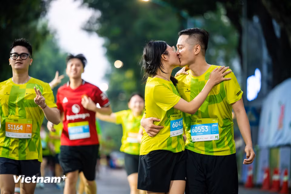 Trong cùng một cuộc đua, những người tham gia có thể khác nhau về quốc tịch, độ tuổi, kinh nghiệm và mục tiêu, nhưng cùng chia sẻ niềm hứng khởi khi được khám phá Thủ đô bằng những bước chạy và những cảm xúc không thể giấu khi hoàn thành cự ly. (Ảnh: Minh Sơn/Vietnam+)