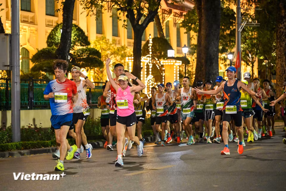 Từ Hồ Gươm, Hồ Tây, cầu Long Biên đến Quảng trường Ba Đình, mỗi bước chạy không chỉ là cuộc đua với thời gian và giới hạn bản thân, mà còn là cơ hội cảm nhận vẻ đẹp của Hà Nội trong một nhịp chuyển động đầy năng lượng. (Ảnh: Minh Sơn/Vietnam+)