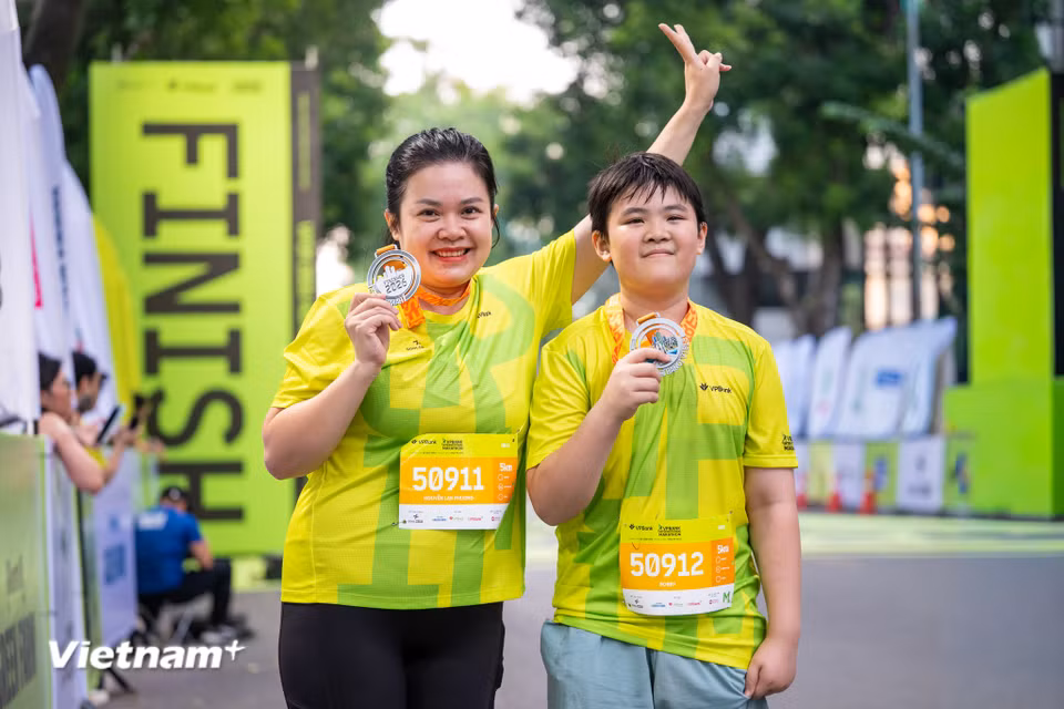 Chủ đề năm nay thể hiện một Hà Nội trẻ trung, năng động nhưng vẫn gìn giữ bản sắc riêng, nơi những giá trị lịch sử và văn hóa được tiếp thêm năng lượng từ nhịp sống hiện đại. (Ảnh: Minh Sơn/Vietnam+)