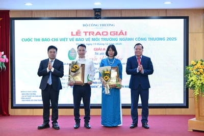 Đại diện Ban giám khảo trao giải A - Cuộc thi Báo chí viết về Bảo vệ Môi trường ngành Công Thương năm 2025. (Ảnh: BCT/Vietnam+)