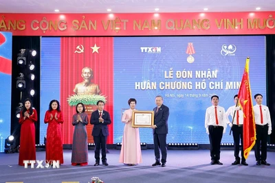 Tổng Bí thư Tô Lâm trao Huân chương Hồ Chí Minh (lần thứ 3) cho Thông tấn xã Việt Nam. (Ảnh: Doãn Tấn - TTXVN)