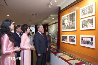 Tổng Bí thư Tô Lâm tham quan Phòng truyền thống của Thông tấn xã Việt Nam. (Ảnh: Thống Nhất/TTXVN)