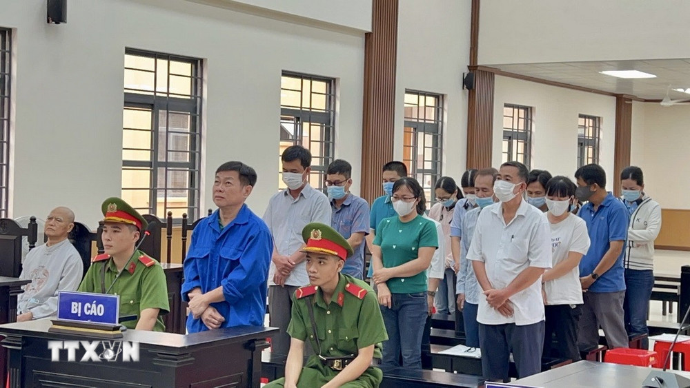 Các bị cáo nghe Hội đồng Xét xử tuyên án. (Ảnh: Thanh Sang/TTXVN) Các bị cáo nghe Hội đồng Xét xử tuyên án. (Ảnh: Thanh Sang/TTXVN)
