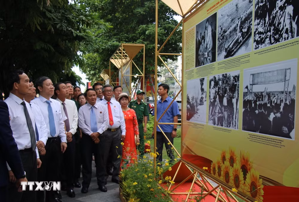 ttxvn-trien-lam-nam-bo-khang-chien.jpg
