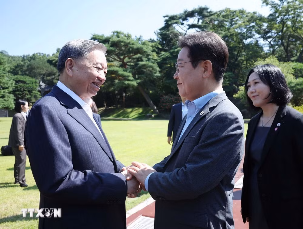 ttxvn-tong-bi-thu-to-lam-va-phu-nhan-xem-bieu-dien-nghe-thuat-truyen-thong-han-quoc-1.jpg