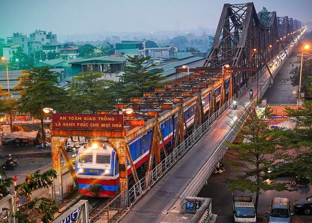Với chiều rộng 4,75m, cầu Long Biên bao gồm ba làn đường chính: đường sắt đơn ở giữa, hai làn dành cho xe ôtô, xe máy, xe đạp, và một luồng đi bộ ở ngoài cùng. (Ảnh: Khánh Hòa/TTXVN)