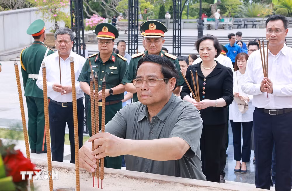ttxvn-thu-tuong-dang-huong-tuong-niem-cac-anh-hung-liet-si-tai-quang-tri-9.jpg