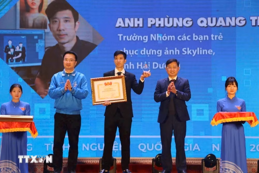 ttxvn-phuc-dung-chan-dung-liet-sy-3.jpg