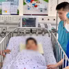 Bác sĩ Bệnh viện Nhi đồng 1 thăm khám bệnh nhi. (Ảnh: PV/Vietnam+)