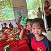 Lòng nhân ái và sức mạnh của giáo dục – thứ sức mạnh có thể bắc những nhịp cầu vượt qua mọi cách trở, để những ước mơ nhỏ bé cũng có cơ hội được chạm đến bầu trời. (Ảnh: Khánh Ly/Vietnam+)