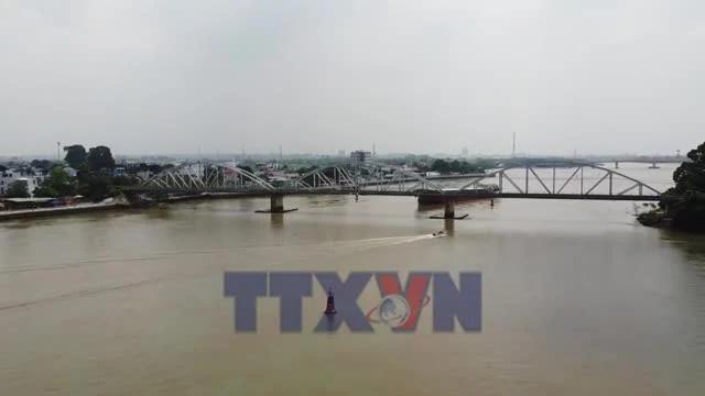 Sà lan đâm cầu Ghềnh gây tê liệt đường sắt Bắc Nam, giao thông hỗn loạn