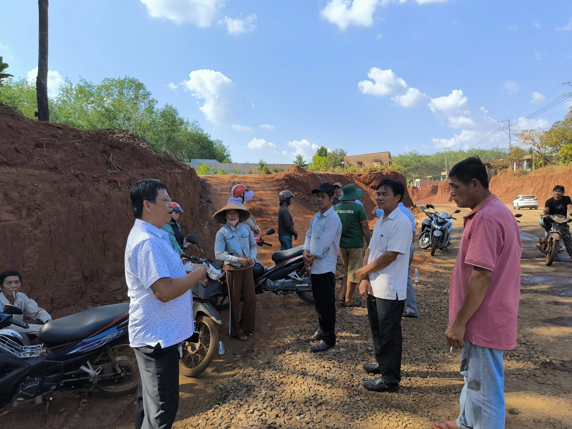 Đồng Nai xử lý tình trạng nhà dân treo cao sau hạ cốt nền đường DT.753