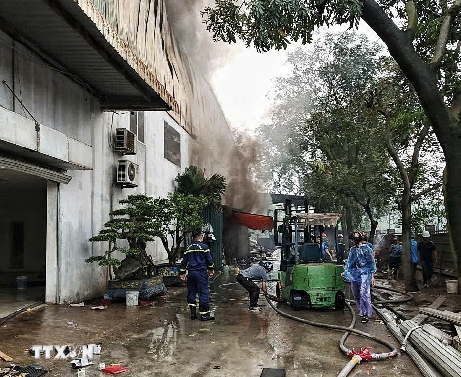Cháy lớn tại công ty cơ khí ở Bắc Ninh, lực lượng cứu hỏa khẩn trương ứng phó