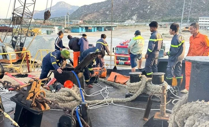 Khánh Hòa: Ngạt khí trong hầm tàu hàng khiến 2 người thiệt mạng