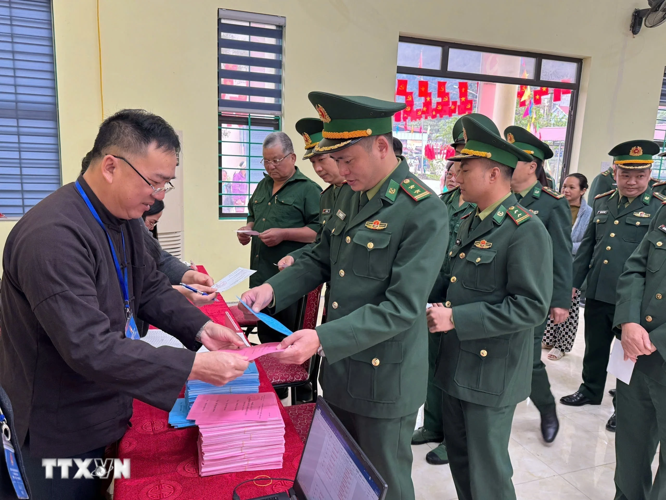 Cao Bằng: Tỷ lệ cử tri tham gia bầu cử đạt trên 99,93%