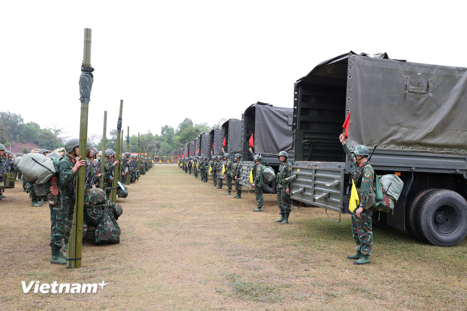 Ngay khi có hiệu lệnh báo động, cán bộ, chiến sĩ khẩn trương tập hợp đội hình, bảo đảm quân số, vũ khí, sẵn sàng cơ động thực hiện nhiệm vụ. (Ảnh/Hằng Trần)