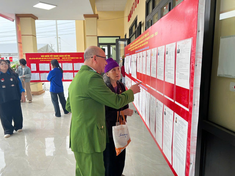 Công an hỗ trợ cử tri cao tuổi tại điểm bầu cử. (Ảnh: CAHN)