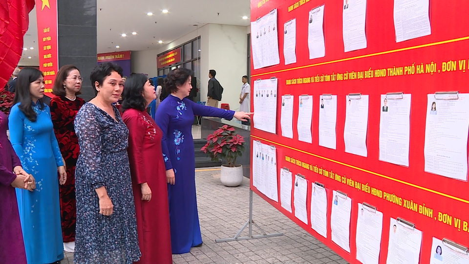 Đồng chí Bùi Thị Minh Hoài và các đồng chí lãnh đạo các ban, bộ, ngành, đoàn thể xem xem danh sách các ứng cử viên được niêm yết tại tổ bầu cử số 7, khu Ngoại giao đoàn, phường Xuân Đỉnh, Thành phố Hà Nội.