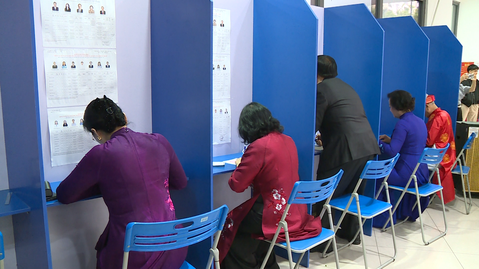 Đồng chí Bùi Thị Minh Hoài và các đồng chí lãnh đạo các ban, bộ, ngành, đoàn thể tham gia bỏ phiếu sáng 15/3. (Ảnh: Hằng Trần/Vietnam+)