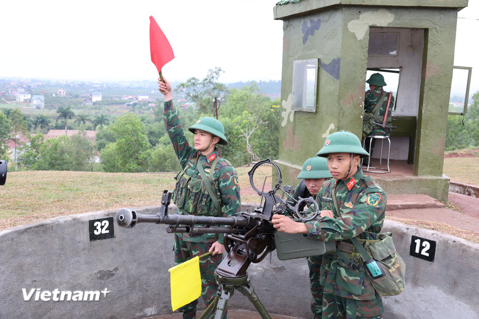 Cán bộ, chiến sĩ Sư đoàn 325 (Quân đoàn 12) duy trì nghiêm chế độ trực sẵn sàng chiến đấu trong dịp Tết Nguyên đán. (Ảnh: Hằng Trần/Vietnam+)