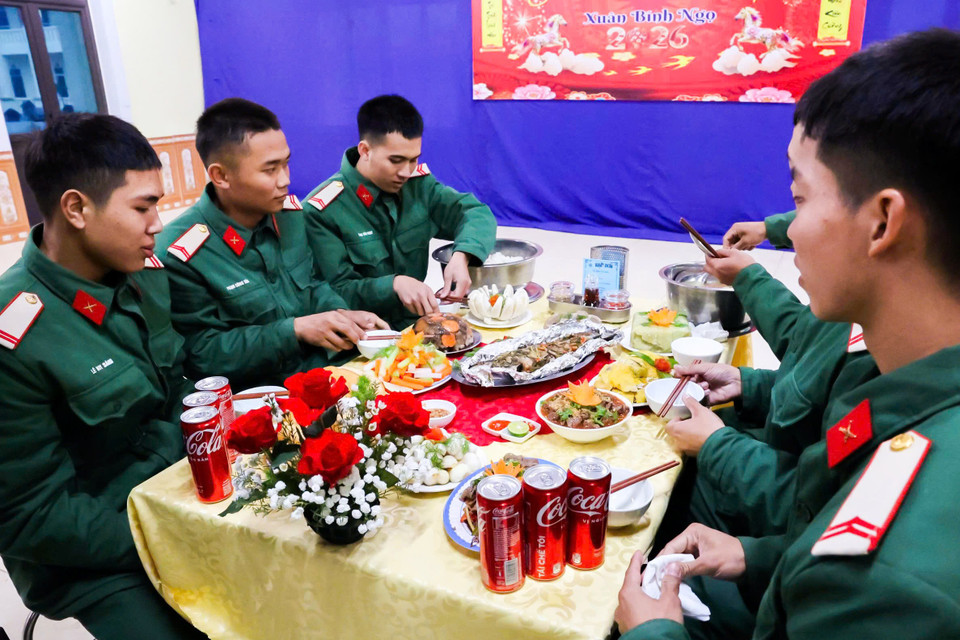Bữa cơm Tết trong doanh trại được chuẩn bị chu đáo, đủ đầy các món truyền thống, ấm tình đồng đội nơi xa nhà. (Ảnh: Hằng Trần/Vietnam)