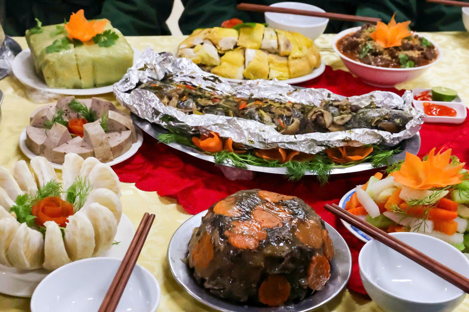 Mâm cỗ Tết ở đơn vị đầy đủ hương vị của các món ăn truyền thống. (Ảnh: Hằng Trần/Vietnam+)