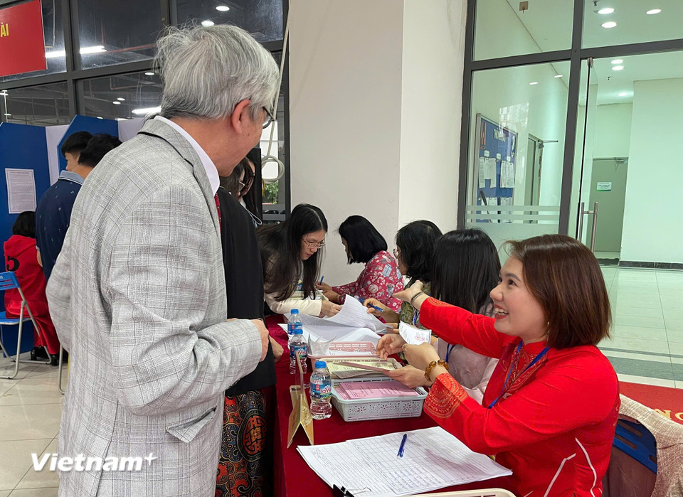 Từ khá sớm, nhiều cử tri ở tổ dân phố số 9 và số 10, phường Xuân Đỉnh đã tới để làm thủ tục nhận phiếu. (Ảnh: Hằng Trần/Vietnam+)