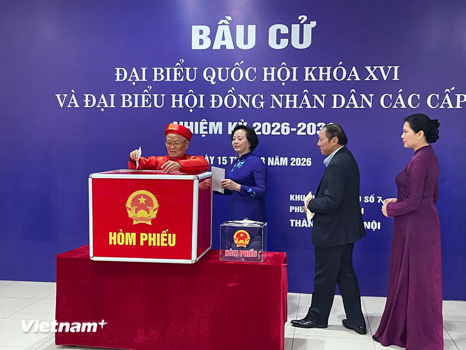 Cử tri Phạm Minh Trọng, 84 tuổi (áo đỏ) cử tri cao tuổi nhất tại khu vực bầu cử số 7 phấn khởi cho biết, ông đã nhiều lần tham gia bỏ phiếu, nhưng mỗi lần đều có cảm nhận khác nhau. Ông bày tỏ mong muốn lựa chọn được những người đã hứa thì phải làm, và khi giám sát việc gì thì phải theo đến cùng. (Ảnh: Hằng Trần/Vietnam+)